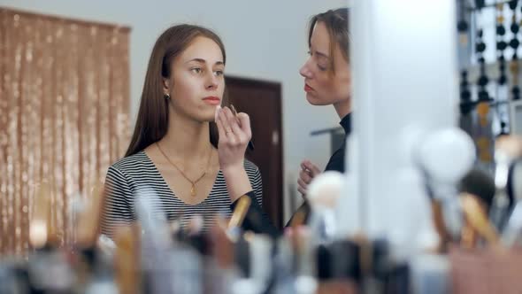 Makeup Artist Makes Makeup To Young Girl and Applies a Cream