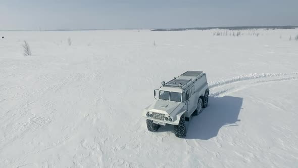 All-terrain vehicle on six wheels