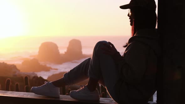 female model looking at the horizon with her marked silhouette, looking at pichilemu