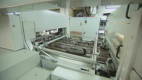 Offset printing press working at high speed in a large printing facility