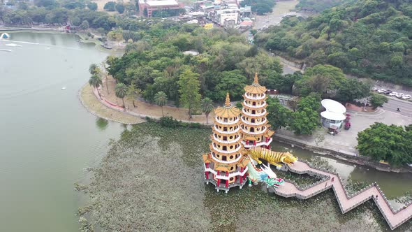 Distance Anticlockwise Circular Motion of Spectacular Dragon And Tiger Pagodas Temple With Seven Sto