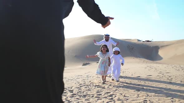 Family from the emirates in the desert