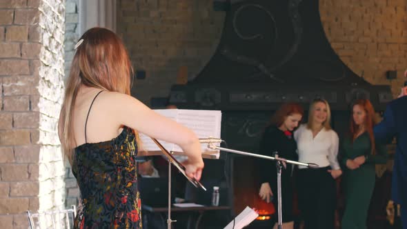 Girl Violinist Plays the Violin