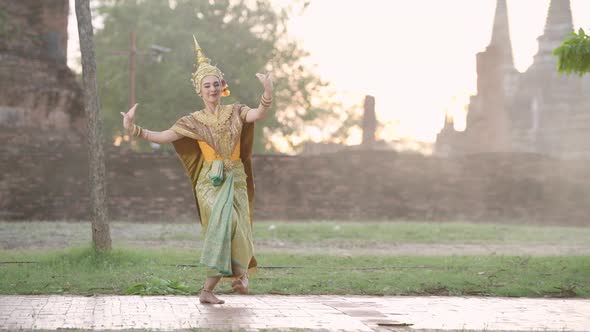 Khon, Is a classical Thai dance in mask. Except for this characters who weren't wearing masks.