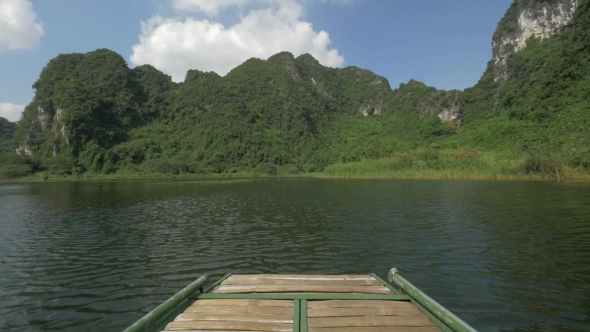 Boat Travel To See The Nature Of Trang An