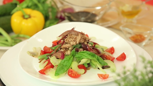 Fresh Salad With Tuna And Beans