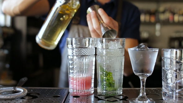 The Bartender Makes Lemonade At a Restaurant. The Whole Process From Start To Finish.