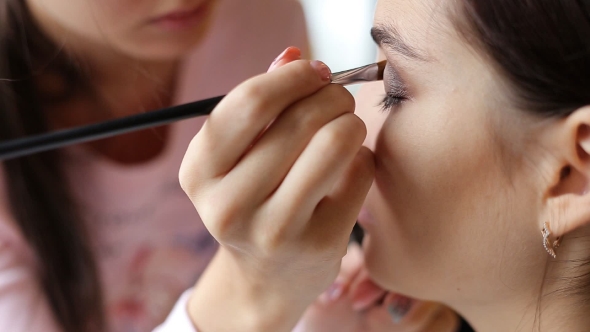 Makeup Artist Makes a Girl Beautiful Makeup