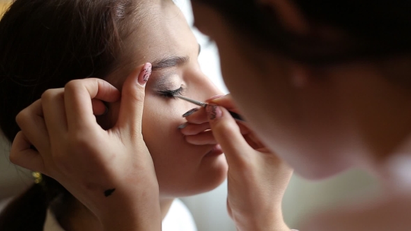 Makeup Artist Makes a Girl Beautiful Makeup