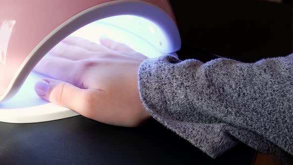 Video Led Lamp Beauty Salon Visitor Dries Base Gel on Ultraviolet Lamp