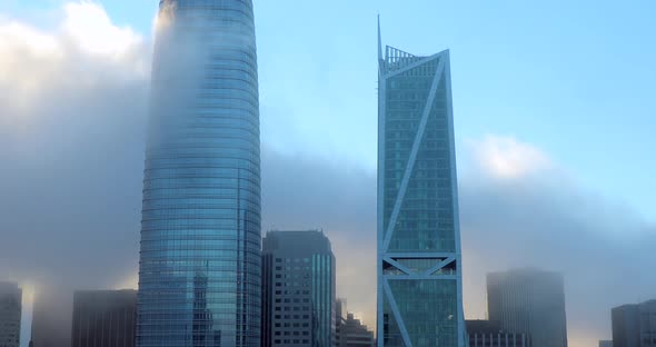 SAN FRANCISCO, CALIFORNIA, USA. October, 2018. Shot of Salesforce Tower Capturing Wind-driven Fog