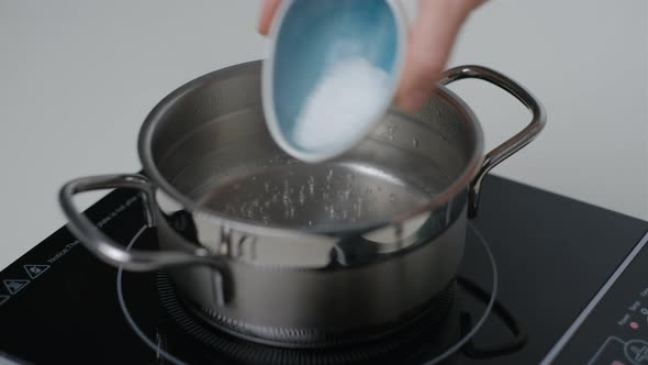 Cooking quinoa in Saucepan with boiling water and salt