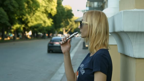 Young Girl Vaporizes the E-Cigarette 04