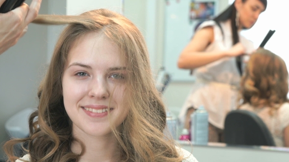 Stylist Makes Curls Brown-haired Using a Curling