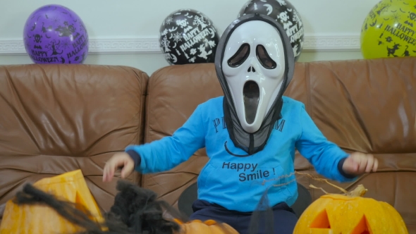 Boyin Terrible Mask Try To Scary On Halloween