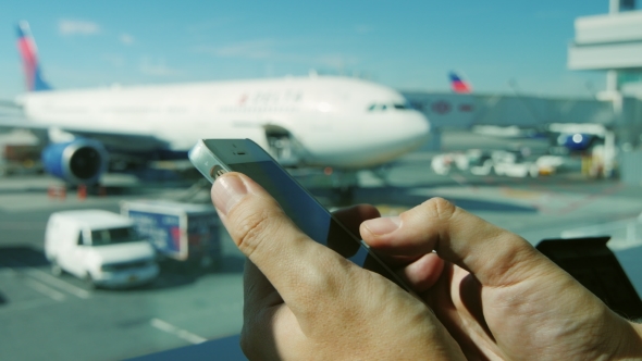 Hands Of a Man With a Smartphone alt