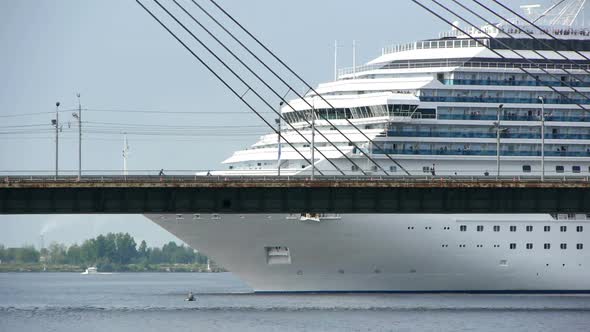 HD - Cruise ship near the bridge