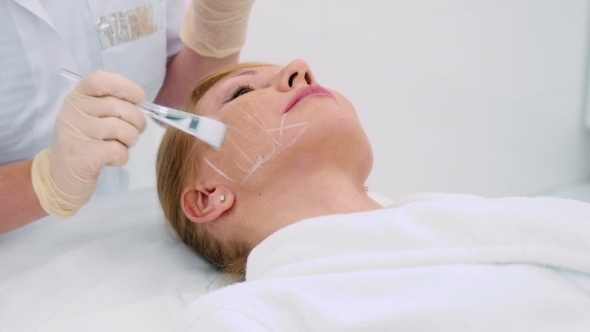 The Procedure of Face Lift in the Beauty Clinic