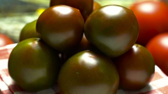 Ripe Tomato Varieties, Black Saucer, Rotate Slowly