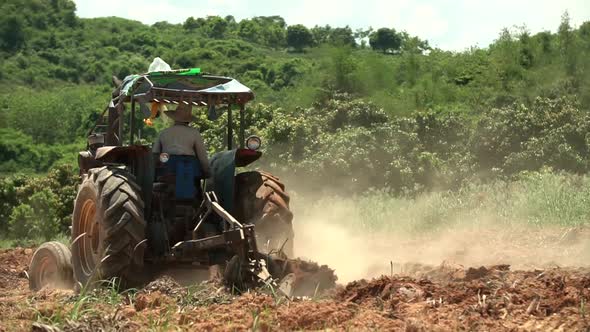 Tractor PlowingShot on Sony A6500 and Metabone Speedboosterand Canon 70-200 f2.8 at 29.97fps