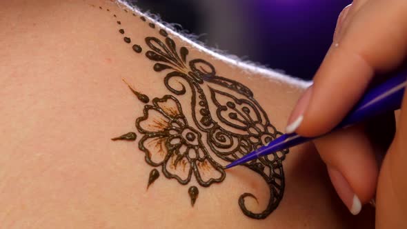 Art of Mehendi. Master Works on Models Back, Close Up