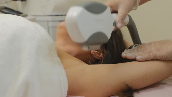 The Doctor Makes a Beautiful Woman Laser Epilation of the Armpits 