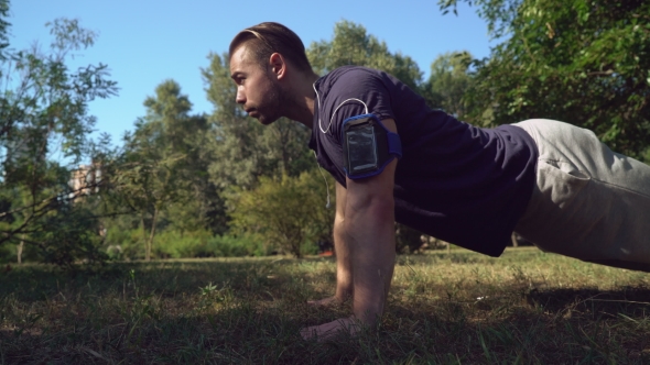 Handsome Guy Press-up in Summer at the Open Air.