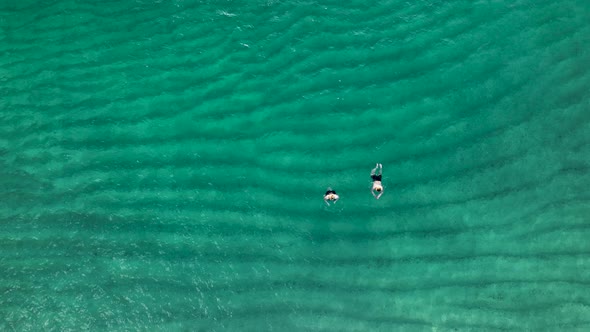 A Couple Swims in the Sea Aerıal Vıew 4 K