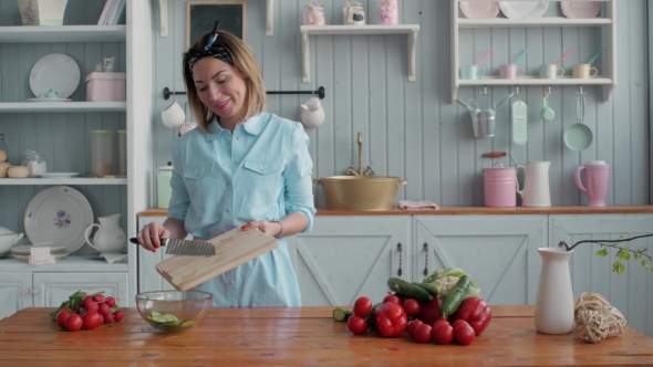 Beautiful Young Woman Preparing Vegetables  alt