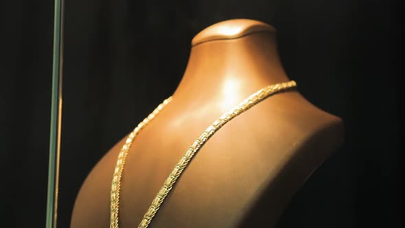 mannequin to show the gold jewelry is covered with chains