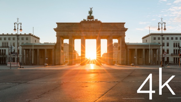 Sun rising timelapse behind the Brandeburg Gate in central Berlin in 4k