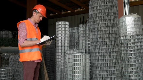 Worker in Stock Rewrites the Number of Iron Mesh in the Warehouse