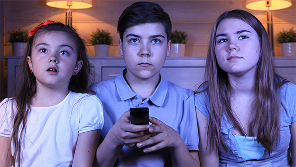 Children Watching Music Programs On TV alt