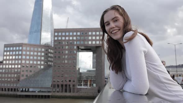Young beautiful woman portrait in the city - Smiling happy woman with London