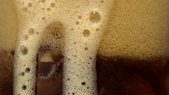 Extreme close-up cola bubbles in a glass, Slow Motion alt