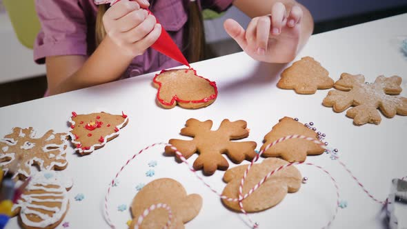 Decorating gingerbread Christmas cookies