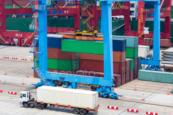 ane loading cargo freight