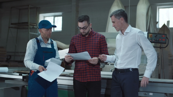 Foreman Explaining Blueprint To Workers alt