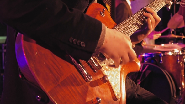 Guitar Player on the Stage alt