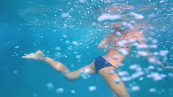 Girl Underwater in Swimming Pool alt