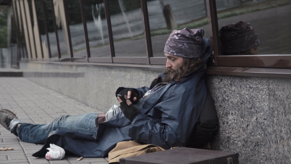Homeless Using Smartphone