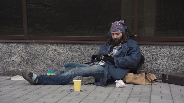 Homeless Using Smartphone