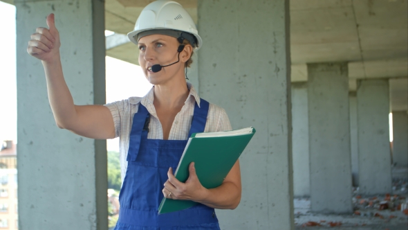 Female Construction Engineer Talk To Workers Through Internal Links alt