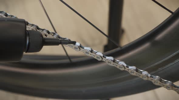 Greasing bicycle chain with lubricate oil