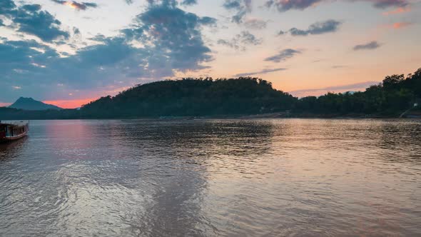 Time lapse: sunset over the Mekong River in Luang Prabang, Laos