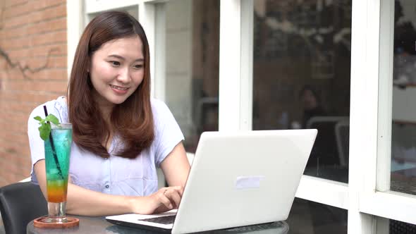 Asian business woman working at cafe