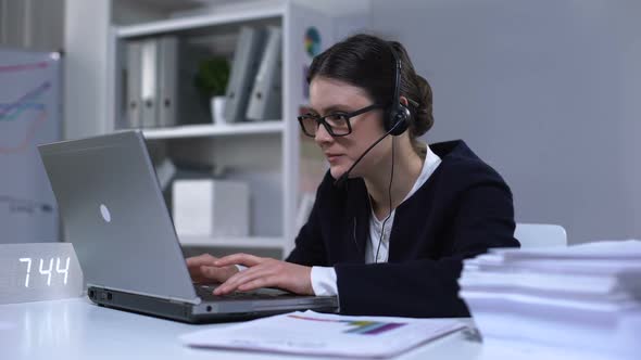 Female Office Employee Playing Computer Games on Workplace Reducing Stress