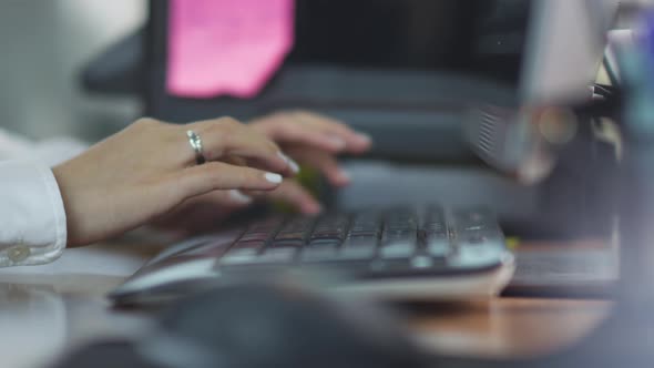 girl typing on the keyboard