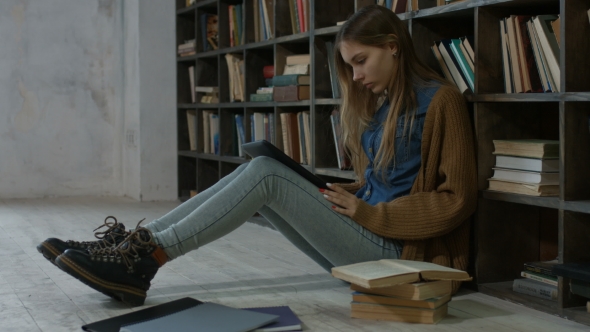 Lovely College Student Learning in Campus Library