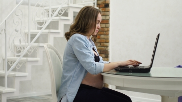 A Pregnant Woman Is Engaged in Business During Maternity Leave.